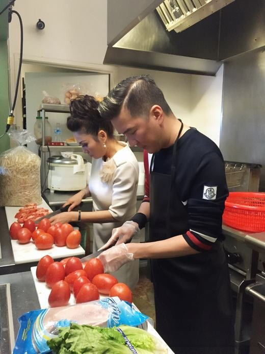 Những khoảnh khắc Đàm Vĩnh Hưng đội mũ đầu bếp, đeo tạp dề, thái rau, nếm canh… vô cùng gần gũi và thân quen.