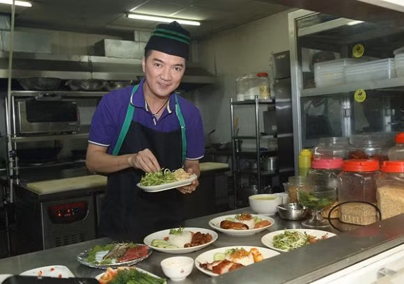 Mr Đàm thường khoe với mọi người về sở trường nấu nướng của mình. Nam ca sĩ từng tuyên bố anh là người sành ăn và nấu ăn ngon không kém gì đầu bếp chuyên nghiệp. Không chỉ giỏi trong việc chế biến, ông hoàng showbiz còn rất tỉ mẩn, khéo léo trang trí, trình bày món ăn.