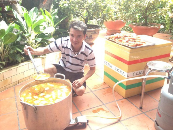 Đàm Vĩnh Hưng thể hiện tài nấu nướng như một đầu bếp chuyên nghiệp.