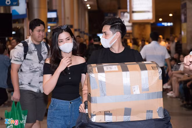 Đêm 12/7, Đông Nhi và Ông Cao Thắng trở về sau chuyến du lịch tại New York (Mỹ). Đây cũng là lần đầu cặp đôi xuất hiện sau màn cầu hôn gây xôn xao cộng đồng mạng vào 9/7.