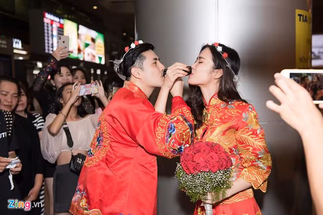 Ông Cao Thắng từng bật mí Đông Nhi hay ghen. Trong khi đó, giọng ca Vì ai vì anh cho biết cô và người yêu ít khi tranh luận đến mức căng thẳng. Cô khẳng định chưa bao giờ nghĩ đến việc rời xa bạn trai.