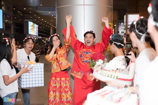 "Anh là người đã giúp cho em có được đêm nhạc hôm nay, là một nguồn động viên tinh thần rất lớn, luôn đứng phía sau hỗ trợ em trong mọi hoạt động của mình. Cảm ơn anh, anh yêu", Đông Nhi thổ lộ trong đêm nhạc kỷ niệm 10 năm ca hát. Chia sẻ của cô khiến Ông Cao Thắng bật khóc vì xúc động.