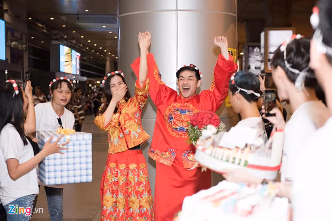 "Anh là người đã giúp cho em có được đêm nhạc hôm nay, là một nguồn động viên tinh thần rất lớn, luôn đứng phía sau hỗ trợ em trong mọi hoạt động của mình. Cảm ơn anh, anh yêu", Đông Nhi thổ lộ trong đêm nhạc kỷ niệm 10 năm ca hát. Chia sẻ của cô khiến Ông Cao Thắng bật khóc vì xúc động.