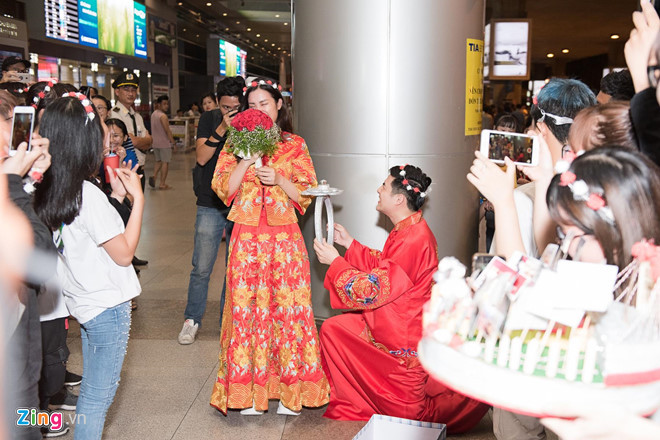 Ông Cao Thắng cũng quỳ gối, tái hiện màn cầu hôn với Đông Nhi. Trước đó, vào 9/7, Đông Nhi khoe ảnh chụp chung với Ông Cao Thắng. Đặc biệt, cô đeo nhẫn kim cương ở ngón áp út và viết: "Em đồng ý được cùng anh đi đến cuối cuộc đời. Cũng đã đến ngày em trở thành cô dâu".