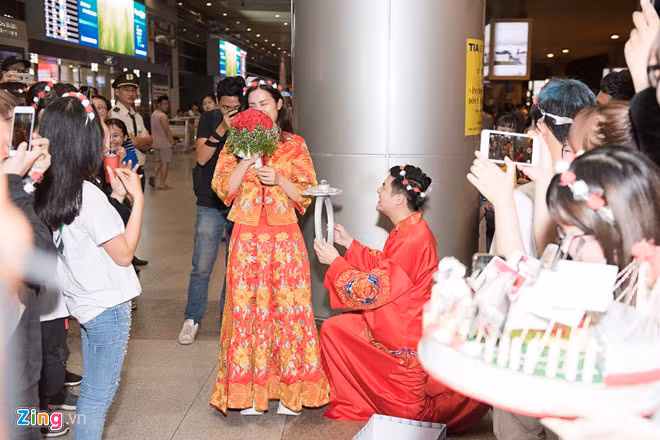 Ông Cao Thắng cũng quỳ gối, tái hiện màn cầu hôn với Đông Nhi. Trước đó, vào 9/7, Đông Nhi khoe ảnh chụp chung với Ông Cao Thắng. Đặc biệt, cô đeo nhẫn kim cương ở ngón áp út và viết: "Em đồng ý được cùng anh đi đến cuối cuộc đời. Cũng đã đến ngày em trở thành cô dâu".