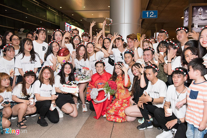 Cặp sao vướng nghi án hẹn hò vào năm 2010. Thời gian đó, Ông Cao Thắng xuất hiện trong nhiều MV của Đông Nhi, chẳng hạn Ác mộng của những giấc mơ, Gương, Tìm anh. Một năm sau, cả 2 thừa nhận hẹn hò.