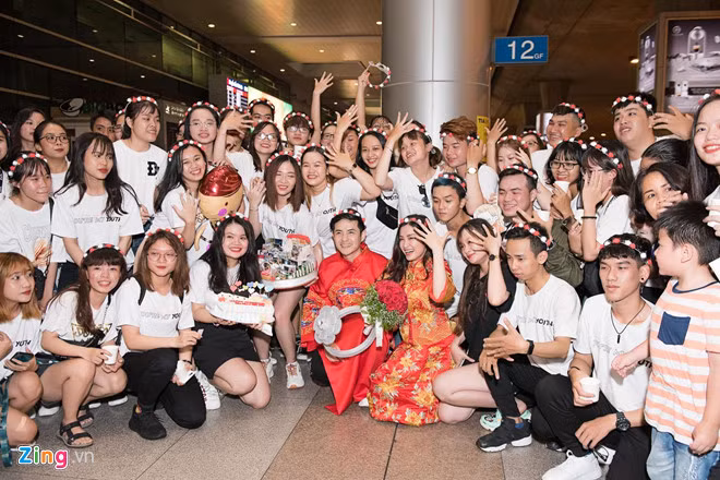 Cặp sao vướng nghi án hẹn hò vào năm 2010. Thời gian đó, Ông Cao Thắng xuất hiện trong nhiều MV của Đông Nhi, chẳng hạn Ác mộng của những giấc mơ, Gương, Tìm anh. Một năm sau, cả 2 thừa nhận hẹn hò.