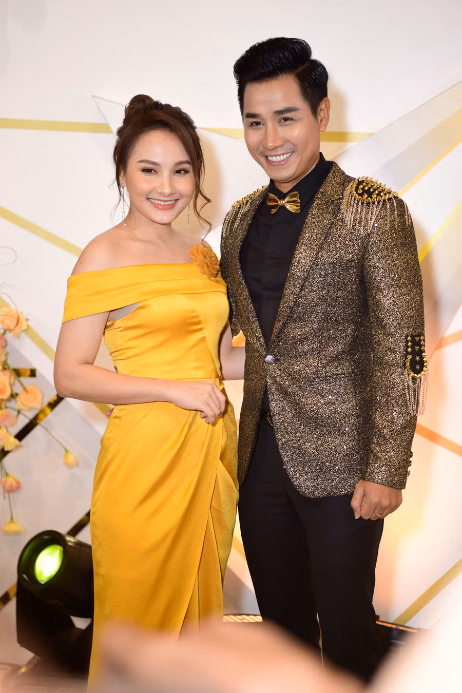 Diễn viên Bảo Thanh thân thiết bên MC Nguyên Khang.