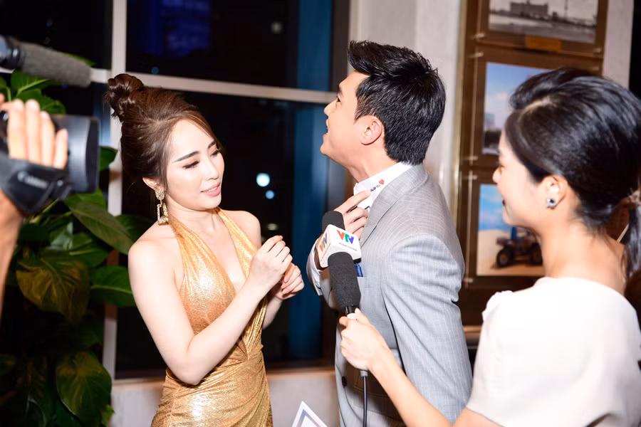 Quỳnh Nga có mặt tại sự kiện VTV Awards 2019 khá sớm, ngay khi thấy Quốc Trường, cô đã "lao" như tên tới chỉnh trang phục cho "người tình" màn ảnh. 7/9 cũng chính là sinh nhật của Quỳnh Nga nên cô cảm thấy hôm nay là ngày rất đặc biệt.
