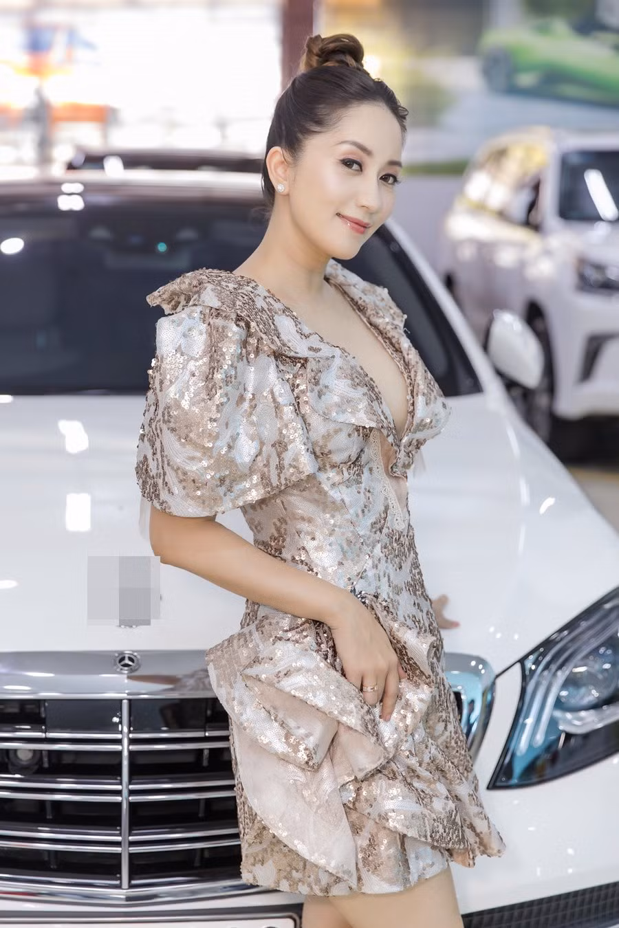 Thời tiết nắng nóng của mùa hè Hà Nội khiến Khánh Thi cảm thấy mệt mỏi. Dẫu vậy cô vẫn tươi cười, trò chuyện với các vị khách.