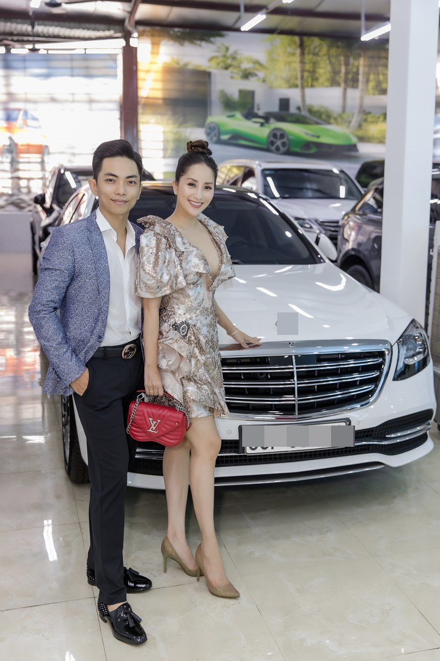 Khánh Thi cho biết, vợ chồng cô bay ra thủ đô từ chiều 7/7 để tranh thủ nghỉ ngơi và ăn những món ngon. Cô cũng khoe đã tìm lại được 4 vali hành lý thất lạc trong chuyến bay từ Nga về TP.HCM, trong đó có nhiều món quà vợ chồng Khánh Thi mua tặng cho hai con, người thân.