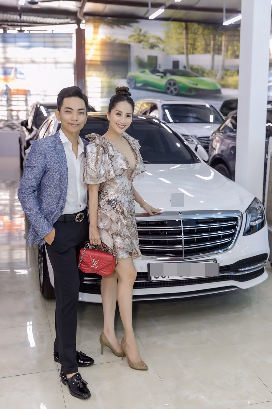 Khánh Thi cho biết, vợ chồng cô bay ra thủ đô từ chiều 7/7 để tranh thủ nghỉ ngơi và ăn những món ngon. Cô cũng khoe đã tìm lại được 4 vali hành lý thất lạc trong chuyến bay từ Nga về TP.HCM, trong đó có nhiều món quà vợ chồng Khánh Thi mua tặng cho hai con, người thân.