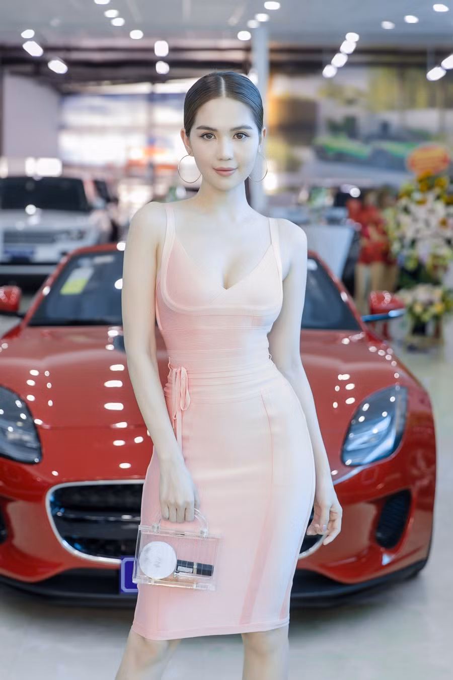 Sự kiện còn có sự tham gia của ‘nữ hoàng nội y’ Ngọc Trinh. Cô diện váy bó sát màu hồng nhạt, tôn lên cơ thể với ba vòng lý tưởng cùng làn da trắng mịn.