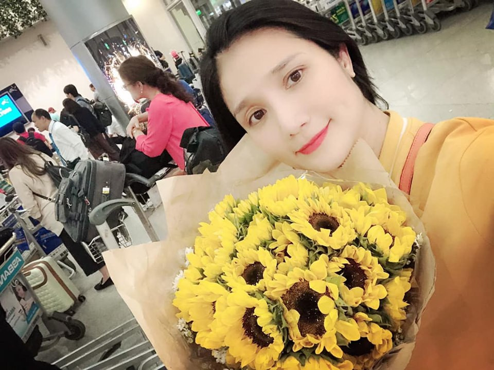 "Vừa về nhà đã nhận những thông tin không được vui.. nhưng không sao .. làm dâu trăm họ mà.. nhận được bó hoa vàng rực màu phản bội thế này là vui và hạnh phúc lắm rồi...", Cát Tường bày tỏ.