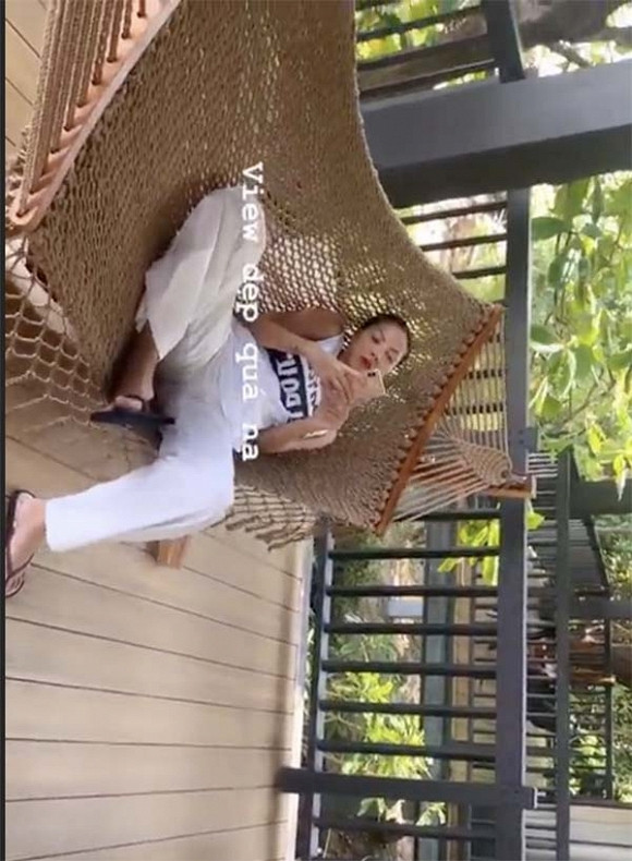 Trên phần story instagram của mình, Hoa hậu Việt Nam 2014 chia sẻ loạt khoảnh khắc vô cùng tình tứ cùng Minh Triệu như: cả hai cùng nằm trên võng khoe chân dài miên man ngắm cảnh, cả hai cùng chúc các sĩ tử một kì thi suôn sẻ, cảnh Minh Triệu ăn bánh pizza, cảnh Kỳ Duyên ngủ say....