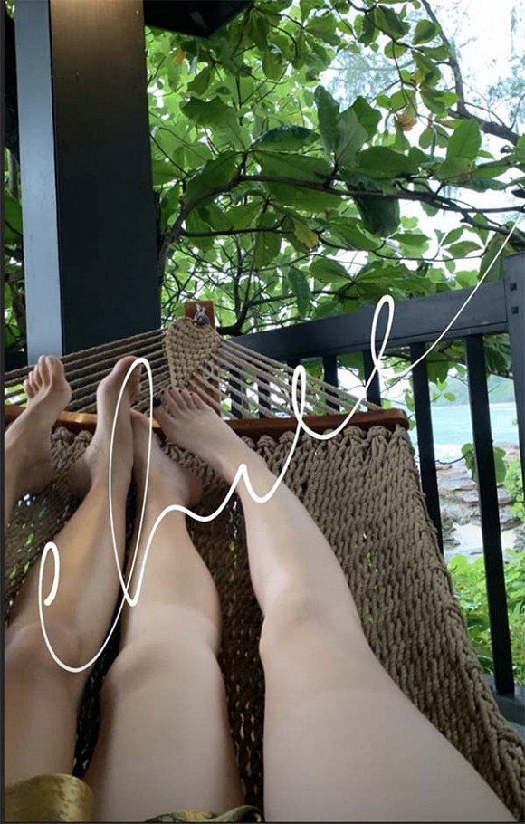 Tất cả đều được cả hai chụp cho nhau vô cùng vui vẻ, thoải mái.