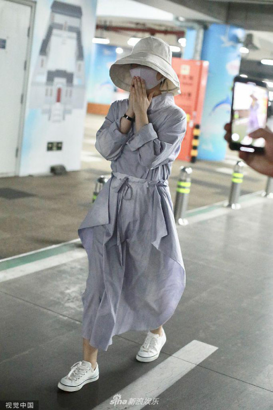 Triệu Lệ Dĩnh xuất hiện chớp nhoáng sau sinh, khoe eo thon nhỏ - Hình 2 Trieu Le Dinh xuat hien chop nhoang sau sinh, khoe eo thon nho-Hinh-2