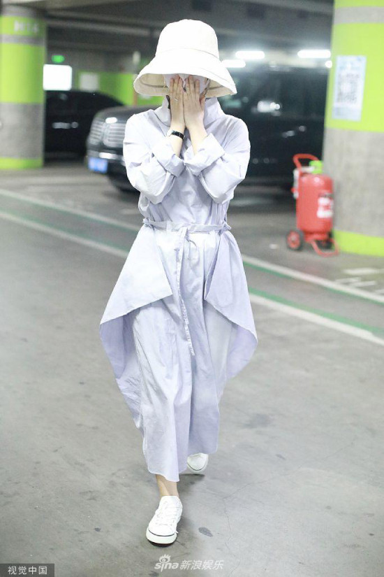 Triệu Lệ Dĩnh xuất hiện chớp nhoáng sau sinh, khoe eo thon nhỏ - Hình 3 Trieu Le Dinh xuat hien chop nhoang sau sinh, khoe eo thon nho-Hinh-3