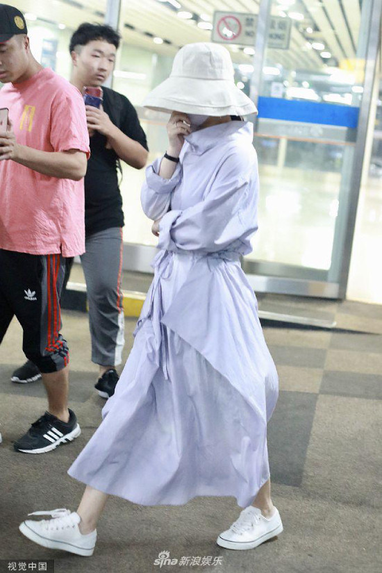 Triệu Lệ Dĩnh xuất hiện chớp nhoáng sau sinh, khoe eo thon nhỏ - Hình 4 Trieu Le Dinh xuat hien chop nhoang sau sinh, khoe eo thon nho-Hinh-4