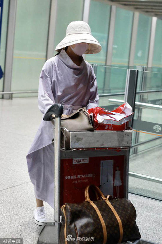 Triệu Lệ Dĩnh xuất hiện chớp nhoáng sau sinh, khoe eo thon nhỏ Trieu Le Dinh xuat hien chop nhoang sau sinh, khoe eo thon nho