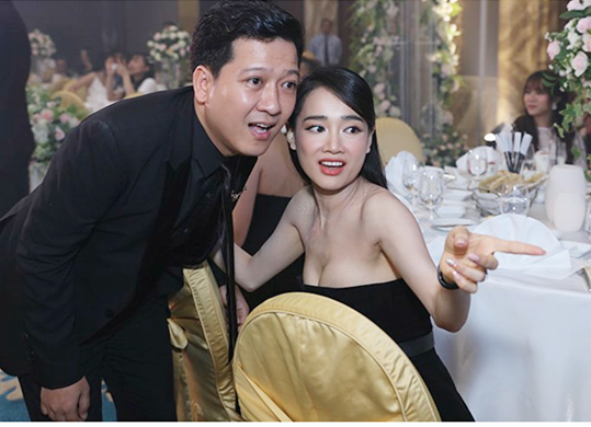 Nhã Phương khoe vòng 1 với bộ đồ cúp ngực.