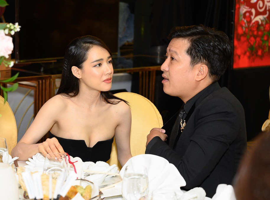 Trong một sự kiện, Nhã Phương sánh đôi cùng ông xã Trường Giang đến tham dự. Cặp đôi cùng diện đồ màu đen tông xuyệt tông.