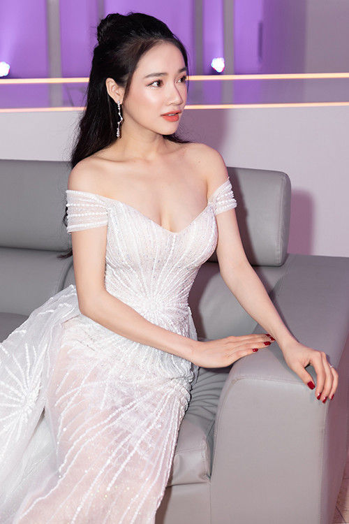 Điều đáng nói, trước khi kết hôn, Nhã Phương luôn chuộng phong cách kín đáo, nhẹ nhàng. Thế nhưng từ sau khi về chung một nhà với Trường Giang, Nhã Phương thường xuyên diện những bộ đồ cúp ngực, cắt xẻ táo bạo hơn.