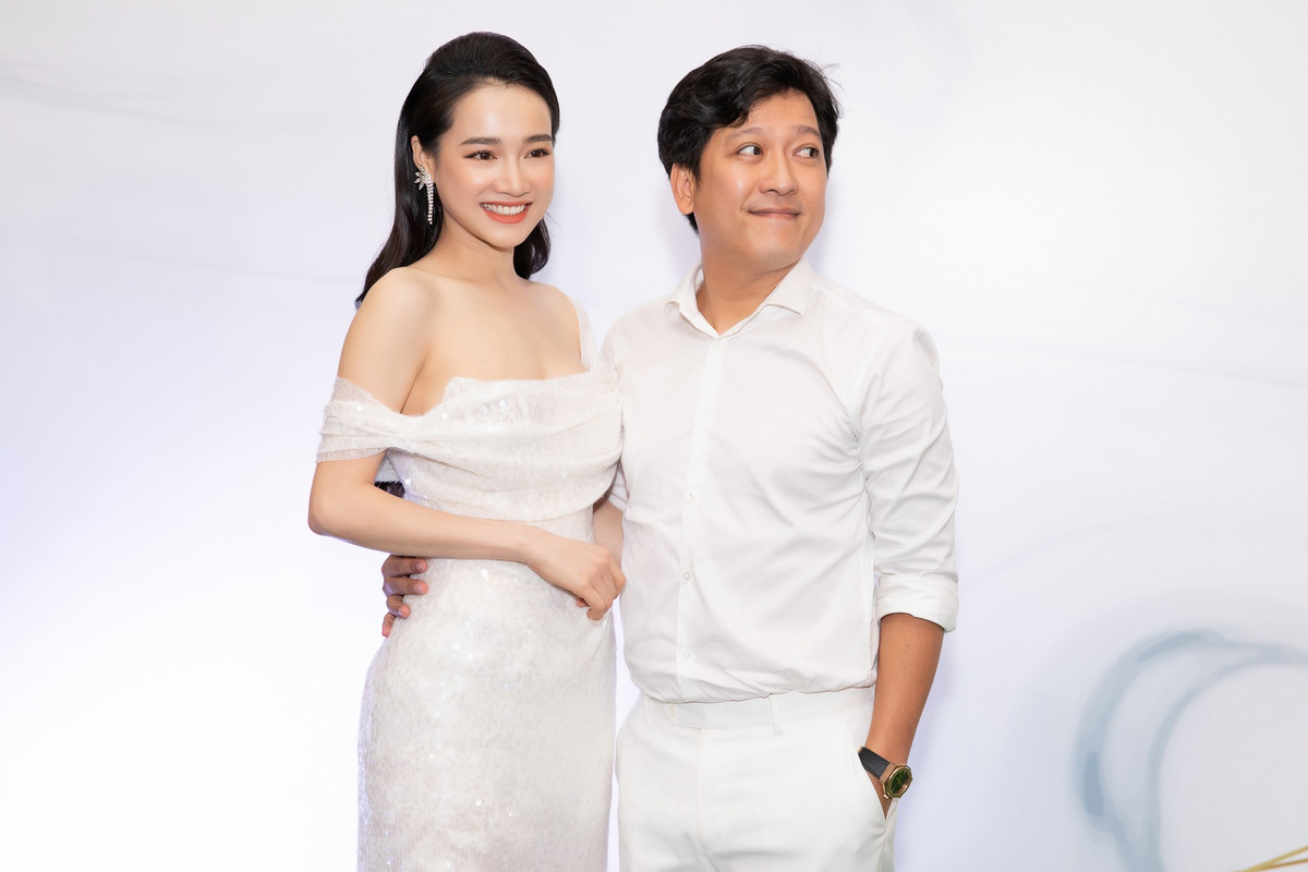 Bên cạnh ông xã lịch lãm với bộ vest, trông Nhã Phương xinh đẹp như một nàng công chúa với nụ cười toả sáng cùng ánh mắt lấp lánh hạnh phúc.