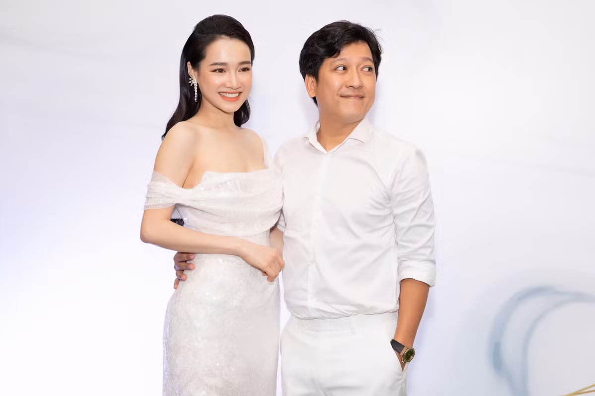 Bên cạnh ông xã lịch lãm với bộ vest, trông Nhã Phương xinh đẹp như một nàng công chúa với nụ cười toả sáng cùng ánh mắt lấp lánh hạnh phúc.