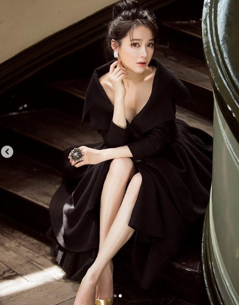 Trong bộ váy đen sang trọng, Nhã Phương vẫn khiến khán giả không rời mắt bởi phần xẻ ngực sâu để lộ phần một phần vòng 1.