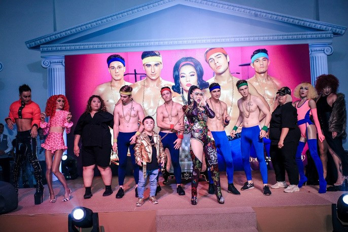 Hình ảnh Thu Minh dắt một nhân vật trong MV (Minh Tiến thủ vai) khiến nhiều người nhớ đến màn biểu diễn của Spicy girls cách đây hàng chục năm.