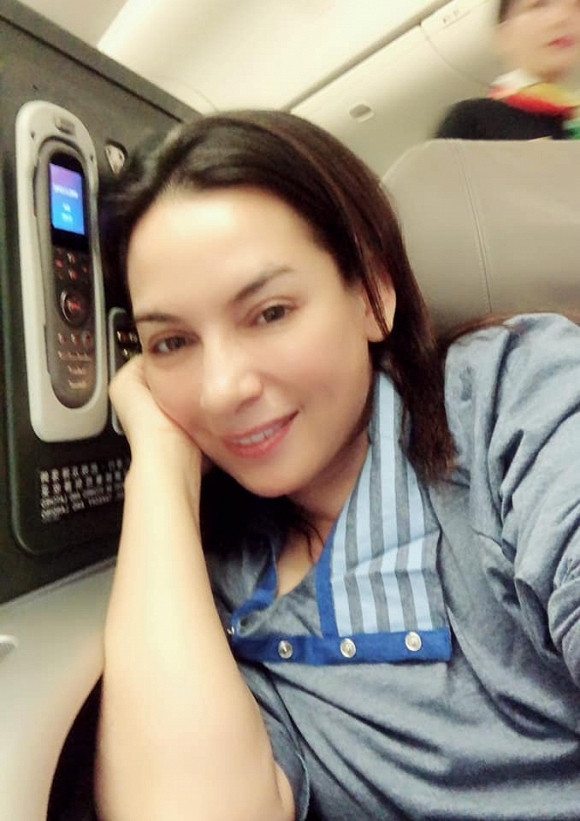 Bởi vậy, nữ ca sĩ thường xuyên bay đi bay lại giữa Mỹ và Việt Nam.