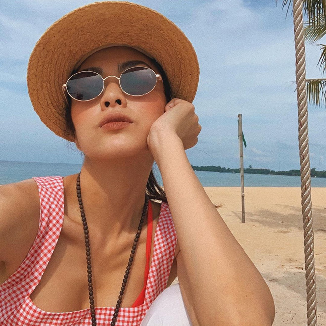 Đây không phải lần đầu tiên Tăng Thanh Hà thu hút sự chú ý vì vóc dáng gầy gò, mảnh mai quá mức. Trên trang cá nhân, nữ diễn viên thường để lộ xương quai xanh và phần xương ngực khẳng khiu khi chia sẻ hình ảnh trong đời sống thường ngày.