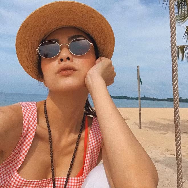 Đây không phải lần đầu tiên Tăng Thanh Hà thu hút sự chú ý vì vóc dáng gầy gò, mảnh mai quá mức. Trên trang cá nhân, nữ diễn viên thường để lộ xương quai xanh và phần xương ngực khẳng khiu khi chia sẻ hình ảnh trong đời sống thường ngày.