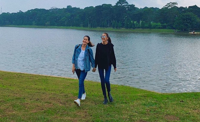 Mới đây, trên trang cá nhân, Thân Thúy Hà đã chia sẻ một số hình ảnh trong chuyến du lịch tại Đà Lạt cùng bạn thân Tăng Thanh Hà. Trong ảnh, hai người đẹp đều mặc giản dị với quần jeans và áo thun. Tuy nhiên, bộ trang phục vô tình để lộ khuyết điểm gầy gò của Tăng Thanh Hà.