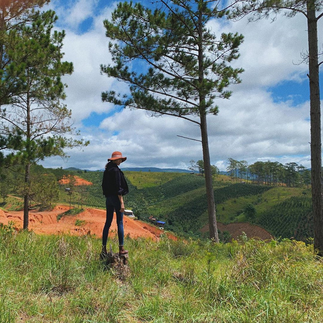 Tuy nhiên, người hâm mộ cho rằng cô thậm chí không chạm mức cân nặng 45-47 kg như từng chia sẻ. Hình ảnh trên trang cá nhân của nữ diễn viên cho thấy cô luôn sở hữu đôi chân khẳng khiu, vóc dáng gầy guộc và bờ vai lộ xương.