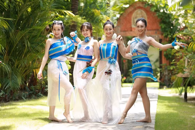  Game show Nữ hoàng quyến rũ có sự tham gia của nhiều gương mặt quen trong làng giải trí như ca sĩ Kim Thành, diễn viên Huyền Thạch, vũ công Kim Anh... Hiện, các thí sinh Nữ hoàng quyến rũ từ chối trả lời khi được hỏi về màn thể hiện bị công chúng lên án trong tập mới nhất của chương trình. Ảnh: BTC.