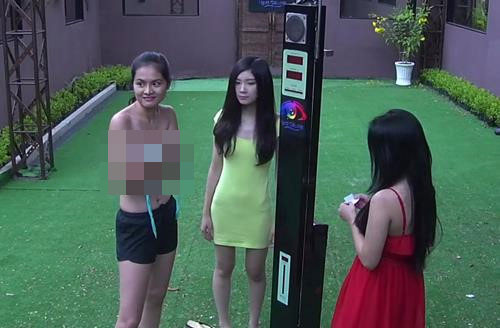 Năm 2013, chương trình truyền hình thực tế Người giấu mặt (phiên bản gốc là Big brother), lên sóng trên kênh VTV6, gây ra nhiều tranh cãi. Một trong số đó là màn thí sinh cởi đồ để giảm bớt cân nặng. Dù thí sinh đã dùng tay che vòng một và những cảnh quay cũng được làm mờ, nhiều khán giả cho rằng hình ảnh phản cảm, nhất là khi được phát sóng trên kênh truyền hình dành cho giới trẻ. Trả lời phỏng vấn báo chí, đạo diễn Nguyễn Quang Dũng cho biết chương trình không cắt bỏ cảnh này bởi nó ảnh hưởng đến nội dung cũng như cá tính của các thành viên trong nhà chung và ảnh hưởng trực tiếp đến kết quả. Ảnh: Chụp màn hình.