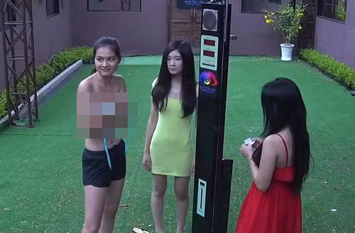 Năm 2013, chương trình truyền hình thực tế Người giấu mặt (phiên bản gốc là Big brother), lên sóng trên kênh VTV6, gây ra nhiều tranh cãi. Một trong số đó là màn thí sinh cởi đồ để giảm bớt cân nặng. Dù thí sinh đã dùng tay che vòng một và những cảnh quay cũng được làm mờ, nhiều khán giả cho rằng hình ảnh phản cảm, nhất là khi được phát sóng trên kênh truyền hình dành cho giới trẻ. Trả lời phỏng vấn báo chí, đạo diễn Nguyễn Quang Dũng cho biết chương trình không cắt bỏ cảnh này bởi nó ảnh hưởng đến nội dung cũng như cá tính của các thành viên trong nhà chung và ảnh hưởng trực tiếp đến kết quả. Ảnh: Chụp màn hình.