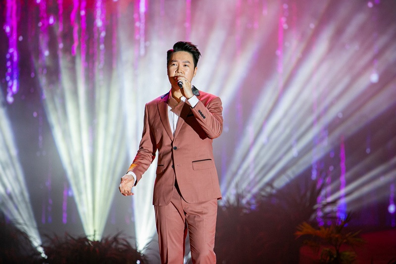 Lễ hội cưới lớn nhất từ trước tới nay còn có sự có mặt của các ca sĩ nổi tiếng như Lê Hiếu, Phạm Quỳnh Anh. Vietnam Wedding Festival 2019 còn diễn ra nốt ngày hôm nay 25/8 với các hoạt động đặc sắc không kém ngày đầu tiên.