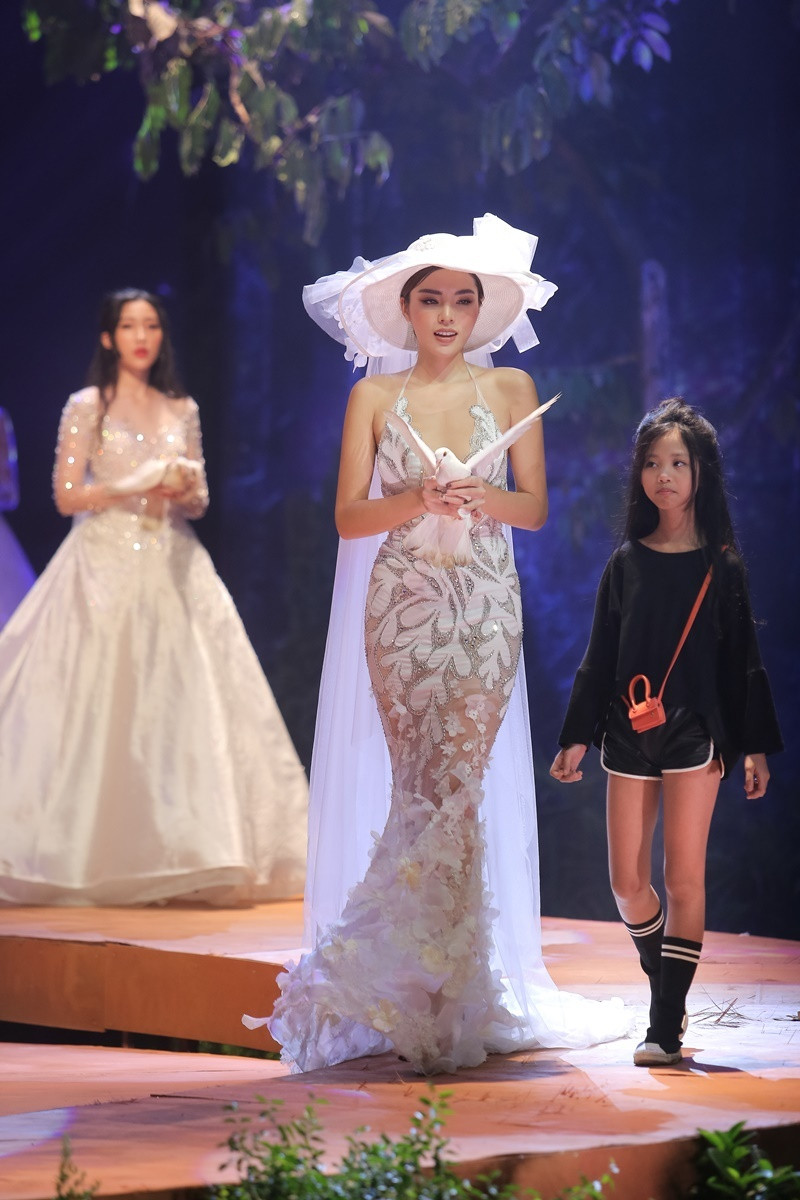 Có thể thấy, Kỳ Duyên đã lấy lại được thân hình mảnh mai sau khi bị chê bắp tay to và bụng mỡ một thời gian gần trước đó.