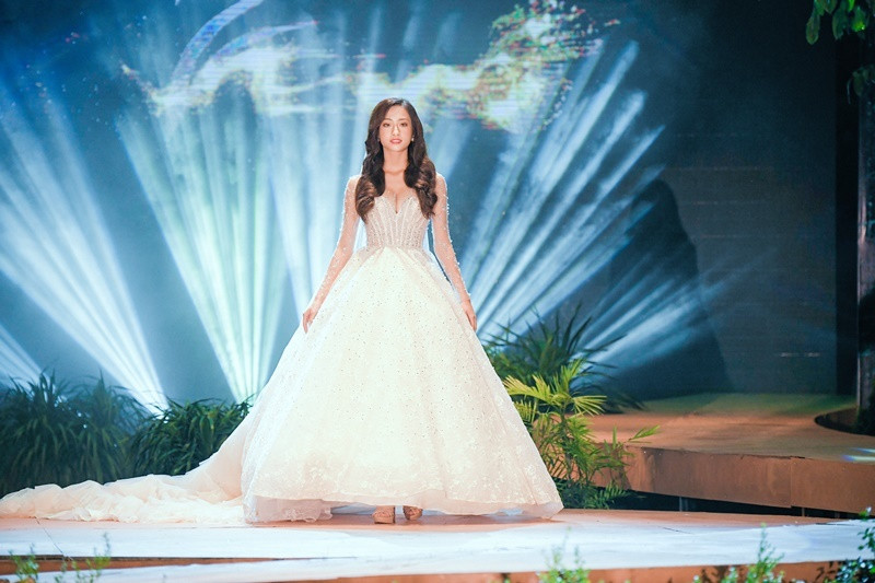 Sự kiện còn quy tụ rất nhiều người đẹp nổi tiếng. Hoa hậu Lương Thùy Linh Miss World 2019 cũng chọ bộ đầm cưới nhẹ nhàng trình diễn trên sân khấu.