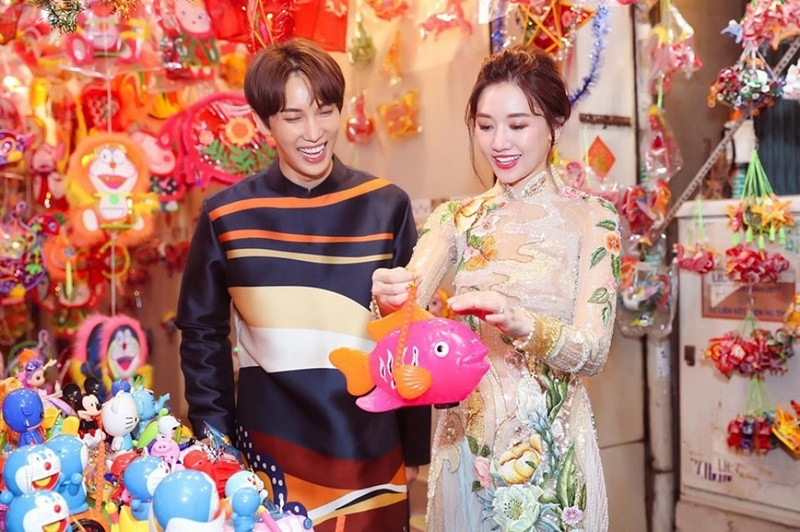 Tin sao Việt ngày 13/9: Không lựa chọn bên ông xã Trấn Thành ngày Trung thu, Hari Won cùng bạn diễn đến từ Hàn Quốc Park Jung Min – thành viên nhóm nhạc SS501 diện áo dài đi chơi phố đèn lồng tại TP.HCM và tìm hiểu văn hóa đón Trung thu của người Việt.