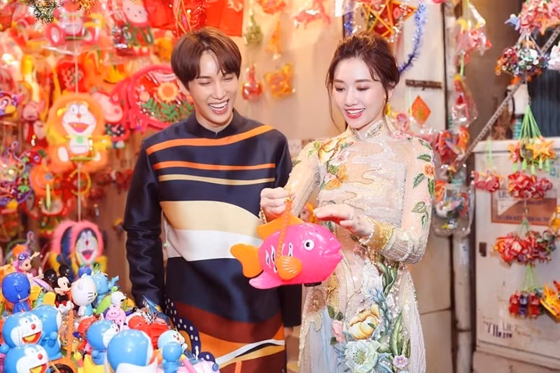 Tin sao Việt ngày 13/9: Không lựa chọn bên ông xã Trấn Thành ngày Trung thu, Hari Won cùng bạn diễn đến từ Hàn Quốc Park Jung Min – thành viên nhóm nhạc SS501 diện áo dài đi chơi phố đèn lồng tại TP.HCM và tìm hiểu văn hóa đón Trung thu của người Việt.