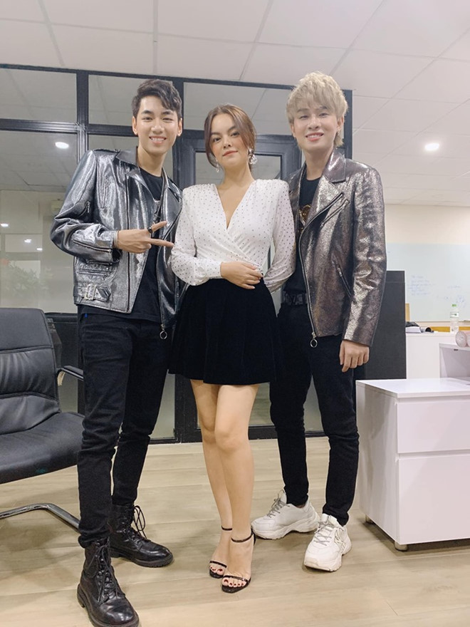 Khoe hình chụp chung với bộ đôi Jack, K-ICM, Phạm Quỳnh Anh cho biết cảm xúc khi được hai sao nam này gọi là “cô”: “Tối nay diễn chung với 2 bạn đang gây sóng gió khắp nơi. Mình đã kịp đặt hàng bài hát mới có tên là bão táp, mọi người nhớ đón nghe trong thời gian tới nhé. Trời đất ơi sinh năm 1999, xong cứ bị gọi là cô”.