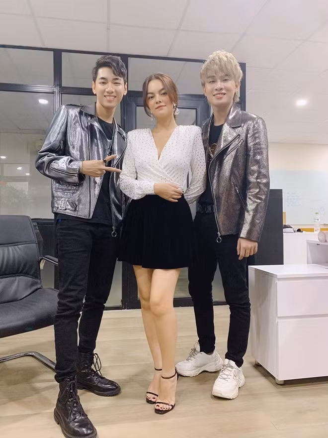 Khoe hình chụp chung với bộ đôi Jack, K-ICM, Phạm Quỳnh Anh cho biết cảm xúc khi được hai sao nam này gọi là “cô”: “Tối nay diễn chung với 2 bạn đang gây sóng gió khắp nơi. Mình đã kịp đặt hàng bài hát mới có tên là bão táp, mọi người nhớ đón nghe trong thời gian tới nhé. Trời đất ơi sinh năm 1999, xong cứ bị gọi là cô”.