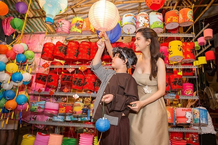 Dù công việc thời điểm nửa cuối năm 2019 khá bận rộn, Trương Quỳnh Anh vẫn quyết tâm dành ra trọn một ngày để dẫn con trai mình dạo phố lồng đèn, tung tăng mua sắm, chụp ảnh lưu niệm, ngắm phố phường. Trên trang cá nhân, cô dí dỏm viết: “Ngoài kia bao la thế giới, nhưng trong em thế giới chỉ là anh thôi. Anh Cuội ơi, Trung thu này anh dắt em đi chơi nha”.
