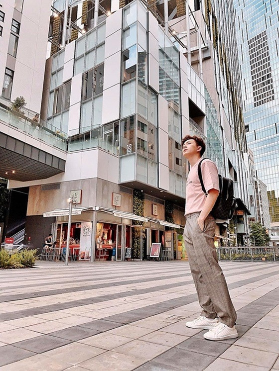 Khoe hình vi vu tại Nhật Bản, Ngô Kiến Huy viết: “Tự thưởng sau dự án ‘Truyền thái y’”. Mới đây, sau một thời gian dài tập trung cho các chương trình truyền hình thực tế, Ngô Kiến Huy đã có một màn trở lại ấn tượng và thành công với MV ‘Truyền thái y’.