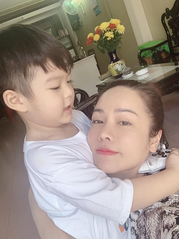 Trung thu là Tết thiếu nhi, là ngày đoàn viên nên dù bận rộn nhưng Nhật Kim Anh vẫn dành thời gian về thăm con trai. Cô viết: “Trung thu với anh Tin. Người đàn ông mẹ yêu nhất quả đất. Chúc cả nhà Tết Trung thu vui vẻ và hạnh phúc ấm áp nhé!”. Trong ảnh nữ diễn viên “Tiếng sét trong mưa” ôm ấp con trai cho thỏa nỗi mong nhớ. Hiện tại, bé Tin đang sống tại Cần Thơ cùng ông bà nội và ba sau khi Nhật Kim Anh và chống cũ ly hôn.