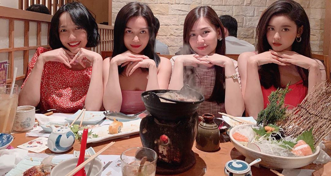 Khoe hình gặp mặt Mi Trần, Sĩ Thanh, Trương Quỳnh Anh, “thánh lầy” Diệu Nhi hài hước viết: “Hội chị em lâu lâu tụ tập tám chuyện dưỡng nhan”.